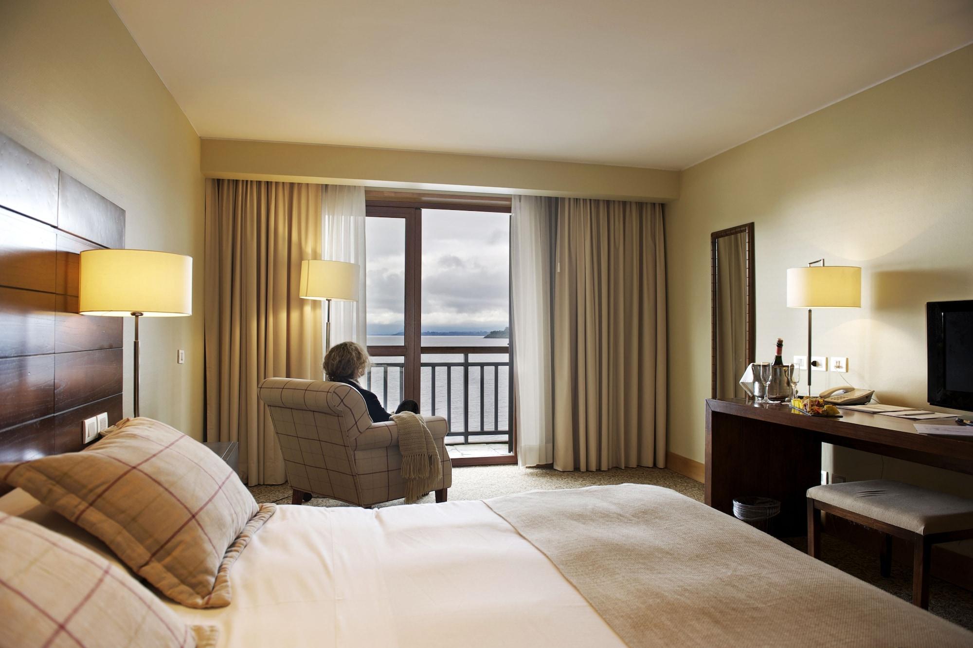 Radisson Hotel Puerto Varas Dış mekan fotoğraf A room at the hotel