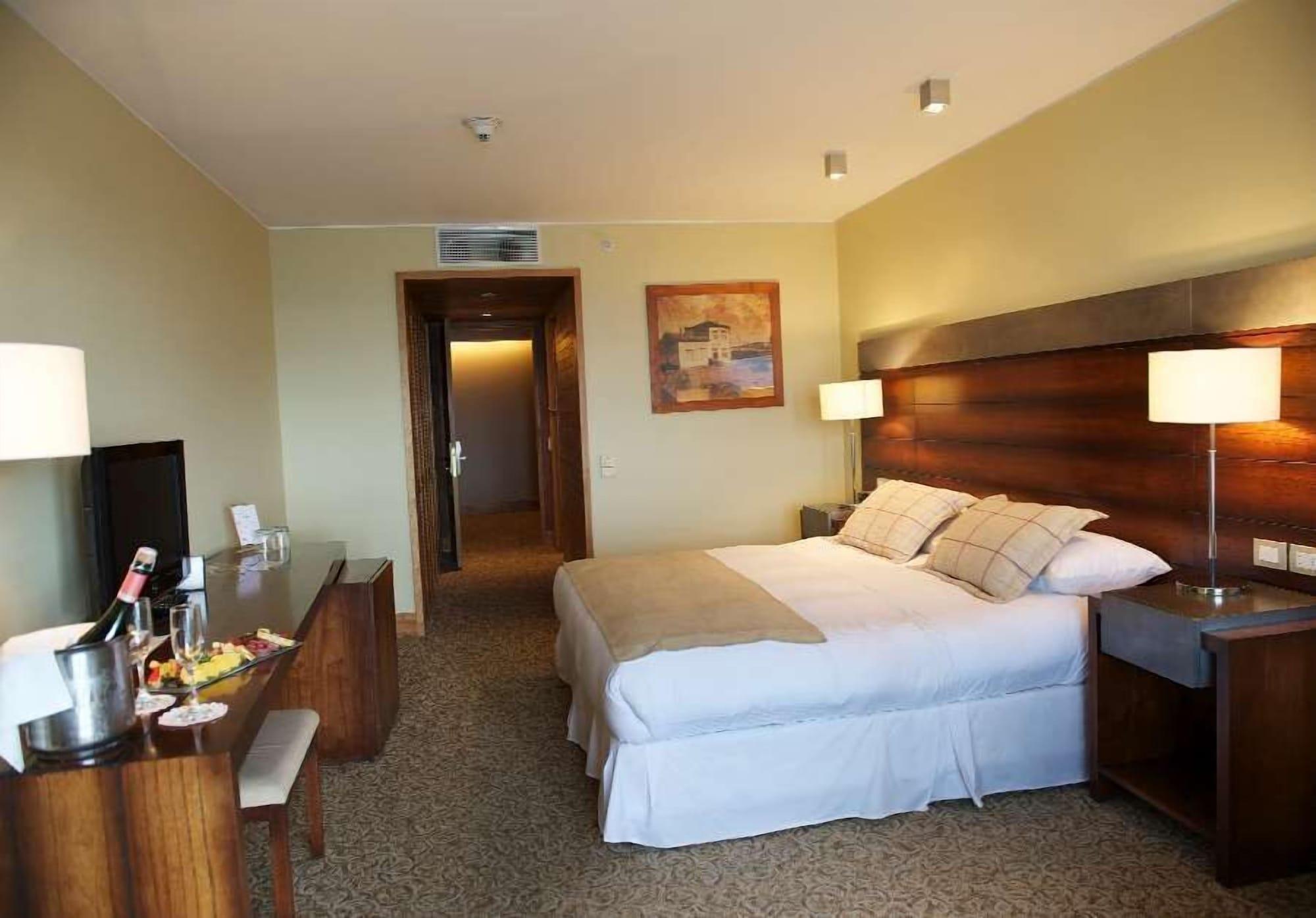 Radisson Hotel Puerto Varas Dış mekan fotoğraf A room at the hotel