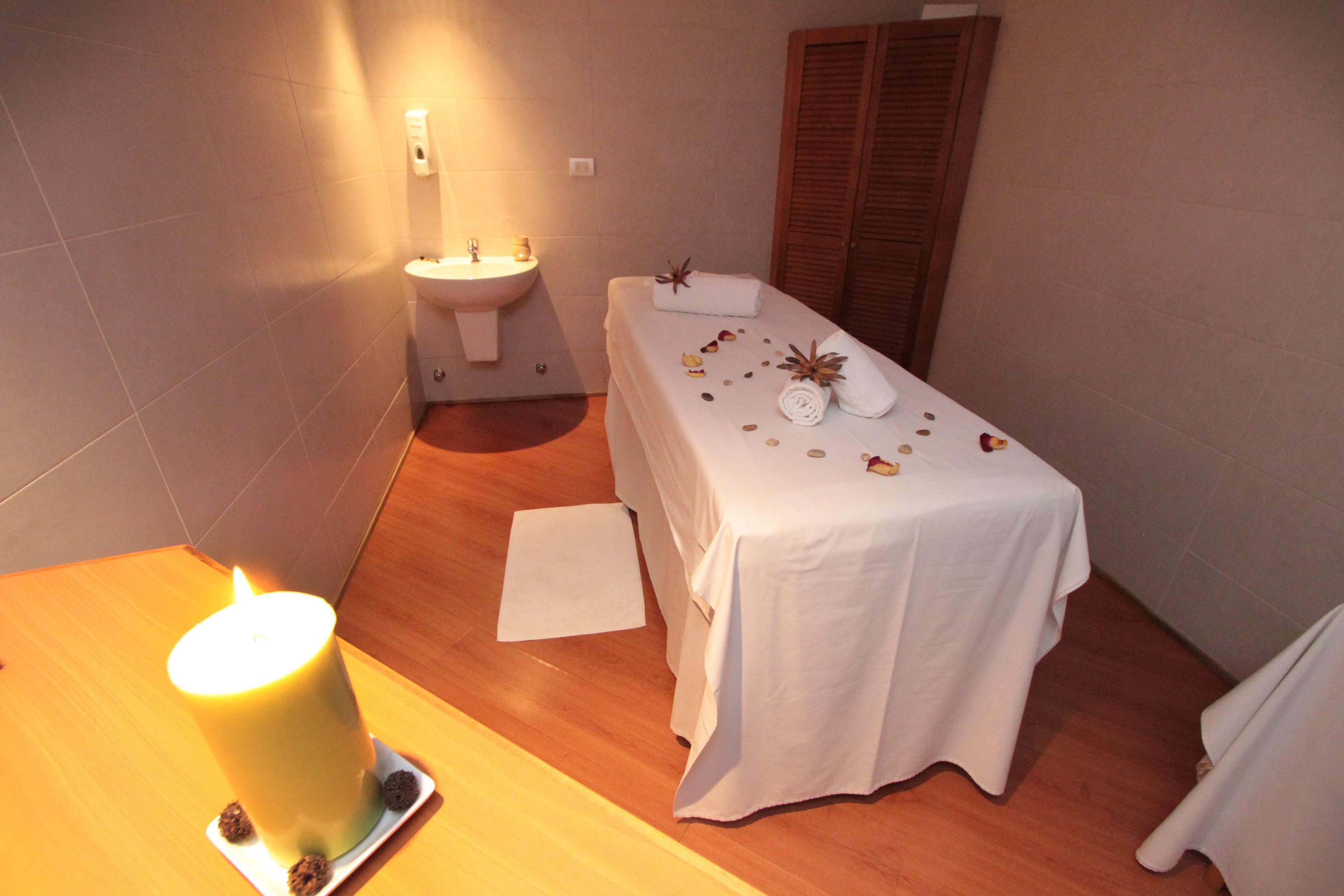 Radisson Hotel Puerto Varas Dış mekan fotoğraf A massage table