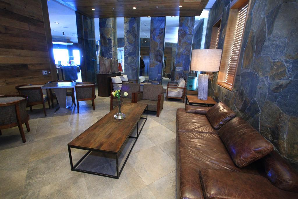 Radisson Hotel Puerto Varas Dış mekan fotoğraf The lounge at the airport