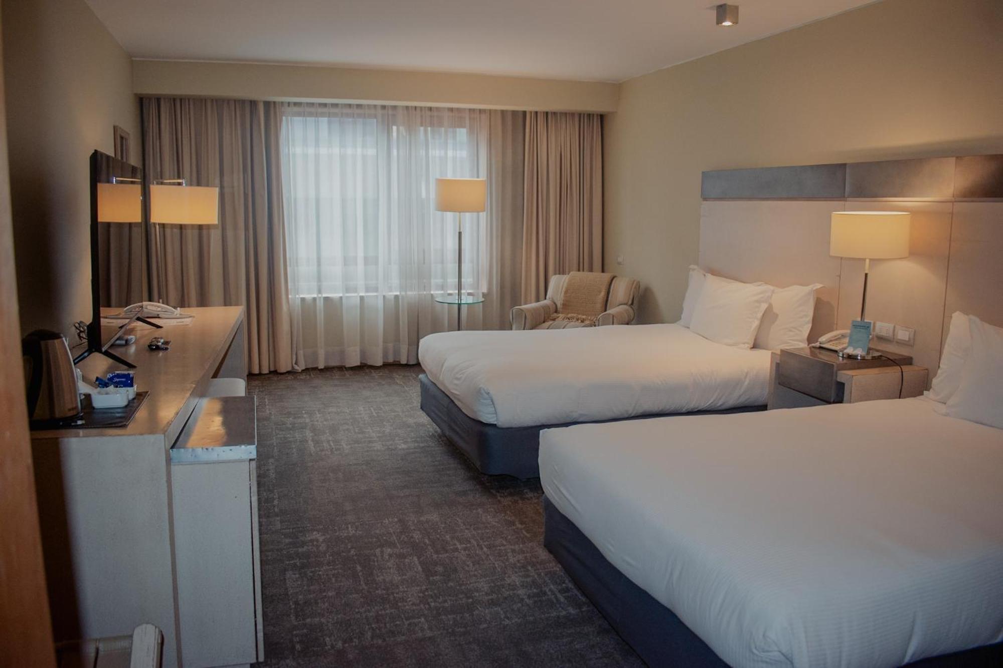 Radisson Hotel Puerto Varas Dış mekan fotoğraf A room at the Hilton London Heathrow