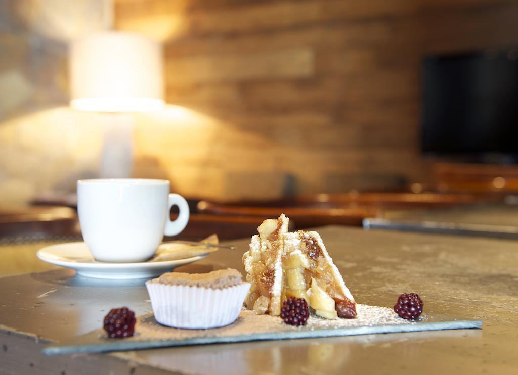 Radisson Hotel Puerto Varas Dış mekan fotoğraf A coffee and a cake