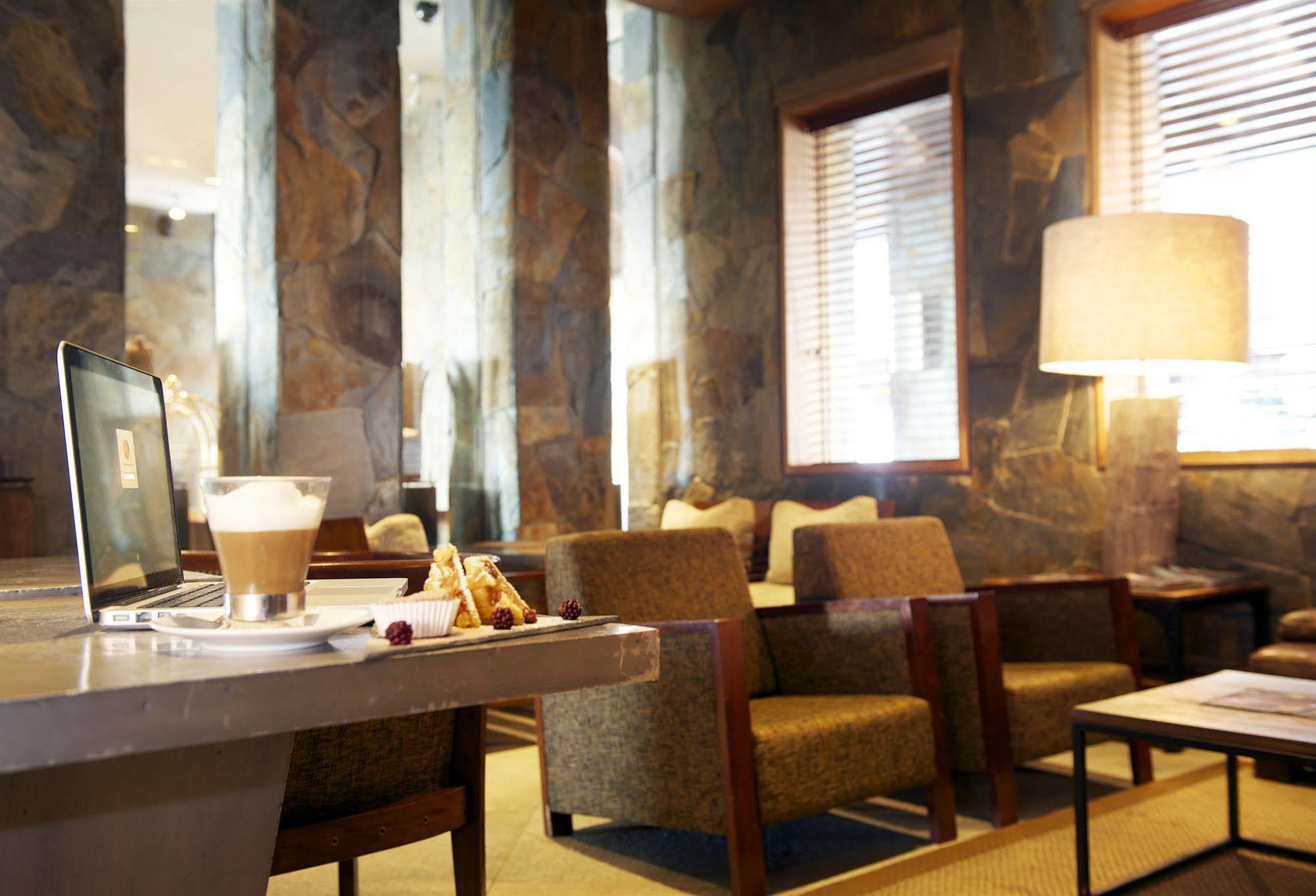 Radisson Hotel Puerto Varas Dış mekan fotoğraf The lounge at the airport