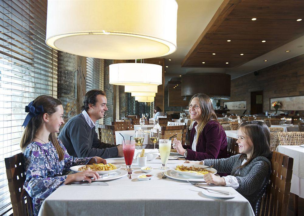 Radisson Hotel Puerto Varas Dış mekan fotoğraf Family dining at the restaurant